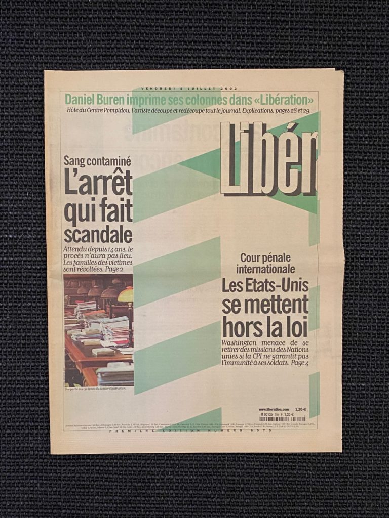 Daniel Buren imprime ses colonnes dans Libération